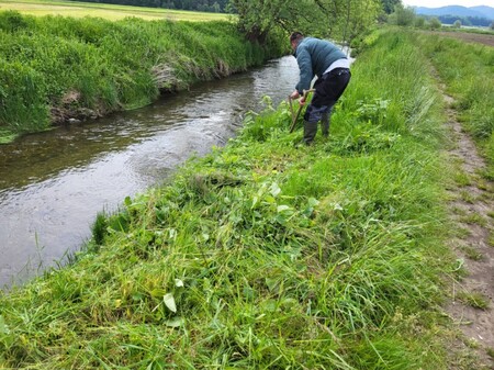 Košnja brežine vodotoka.