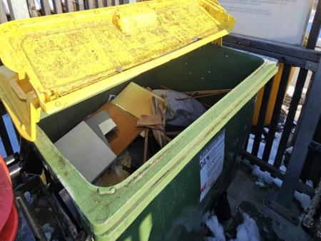 Neustrezen odpad v zabojniku za embalažo